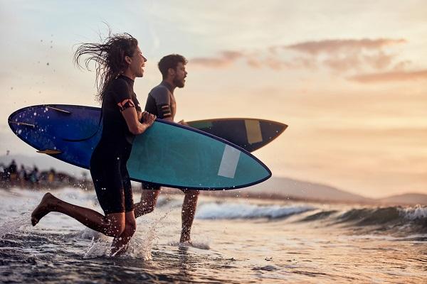 Foto van twee surfers bij vacature trainee