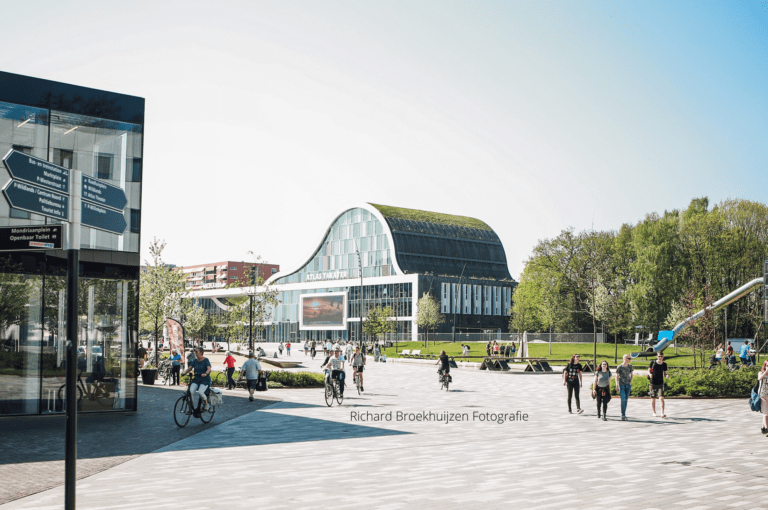 Foto van het Raadhuisplein in Emmen door Richard Broekhuijzen