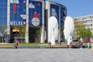 Foto van het Stationsplein in Leeuwarden