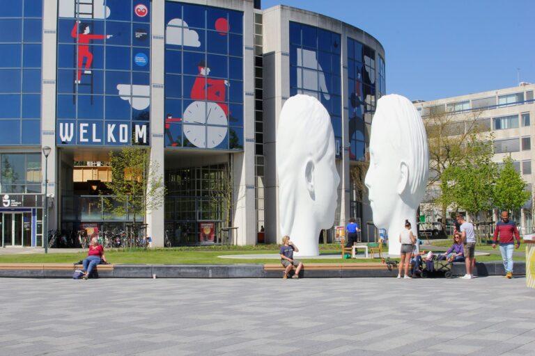 Foto van het Stationsplein in Leeuwarden