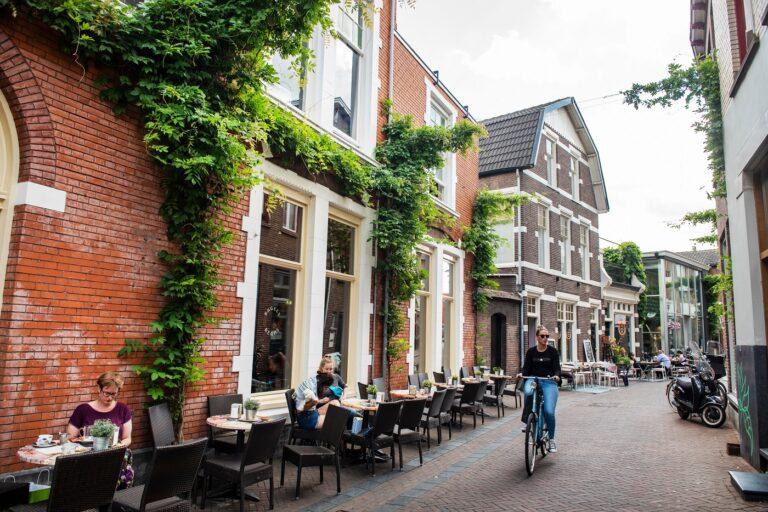 Foto van winkelstraat in Apeldoorn met woningen