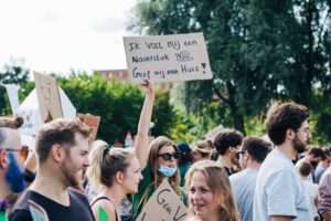 Demonstrerende jonge mensen willen een huis