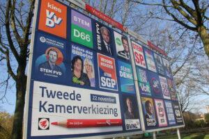 Verkiezingsposters 2023 op een reclamebord