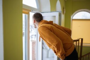 Jonge man bezichtigt een woning