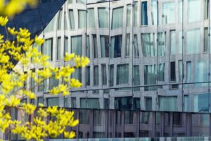 Door spiegeling vervormde voorgevel van een gebouw